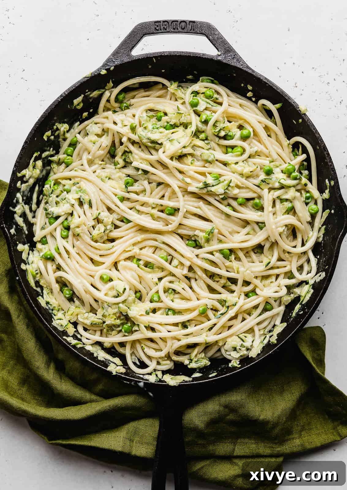 Creamy Zucchini Pasta 11 A serving of Pasta with Zucchini Sauce beautifully presented in a black skillet against a clean white background.