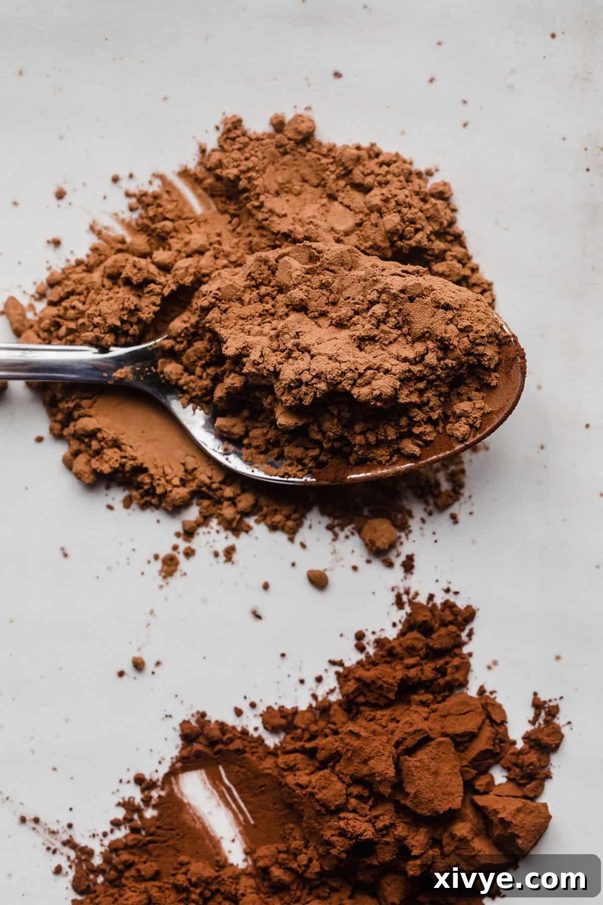Photo of unsweetened cocoa powder on a spoon.