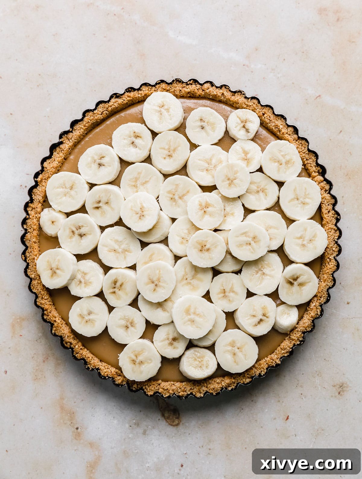 Decadent Banoffee Pie with Crunchy Graham Crust 9 Easy banoffee pie with dulce de leche on a graham cracker crust, topped with sliced bananas.