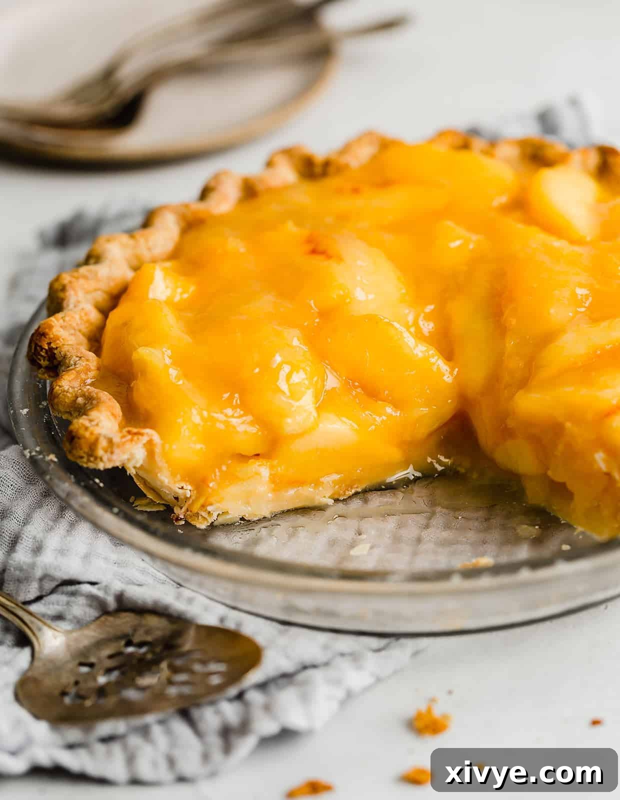 A no-bake peach pie resting on a grey linen napkin.