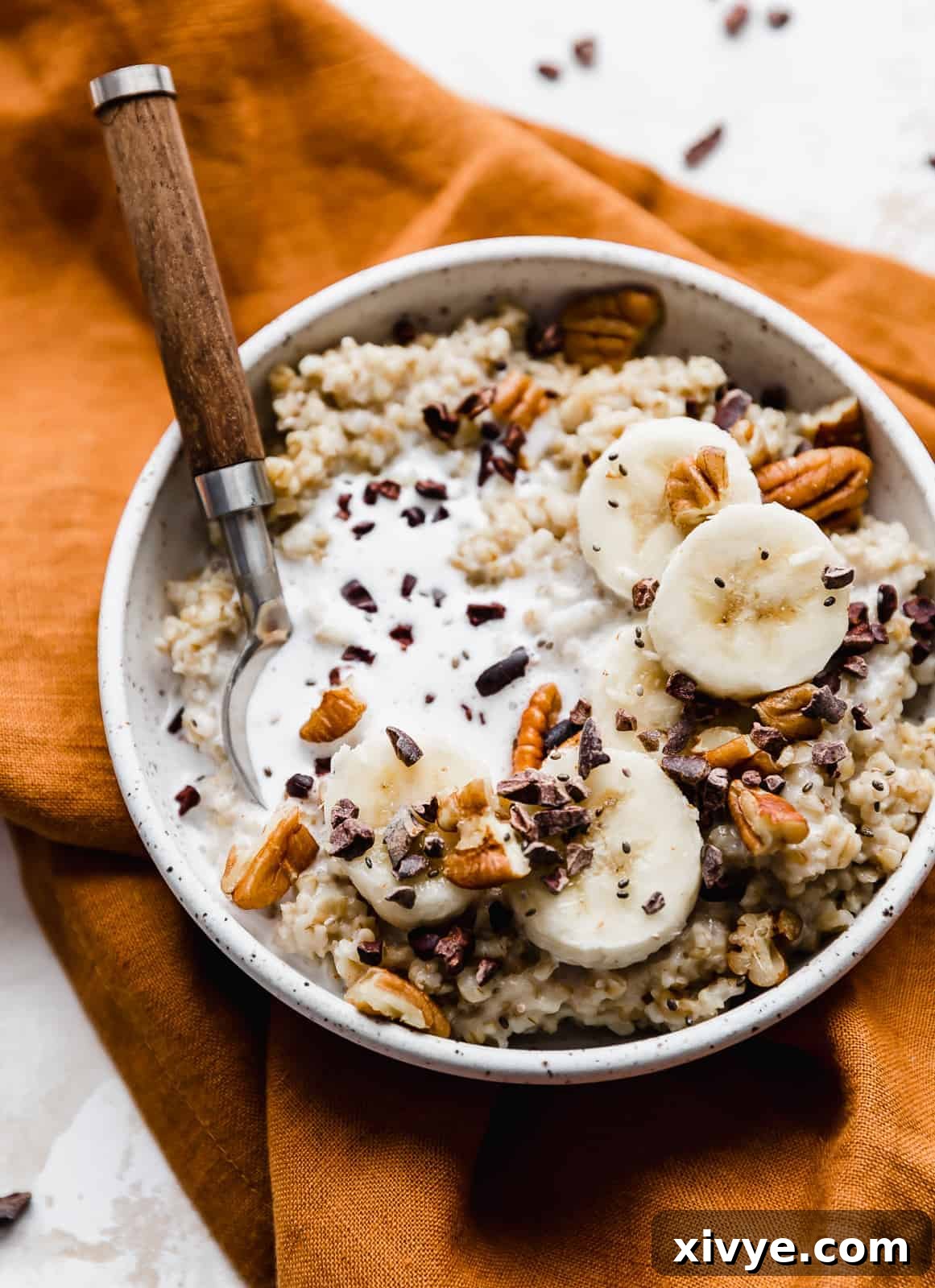 The Perfect Steel Cut Oats 3 A bowl of steel cut oats on top of an amber colored napkin.